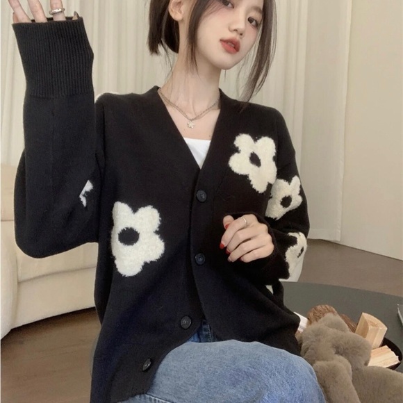Daisy sweater cardigan flower floral black white button down v-neck knit - Picture 3 of 7